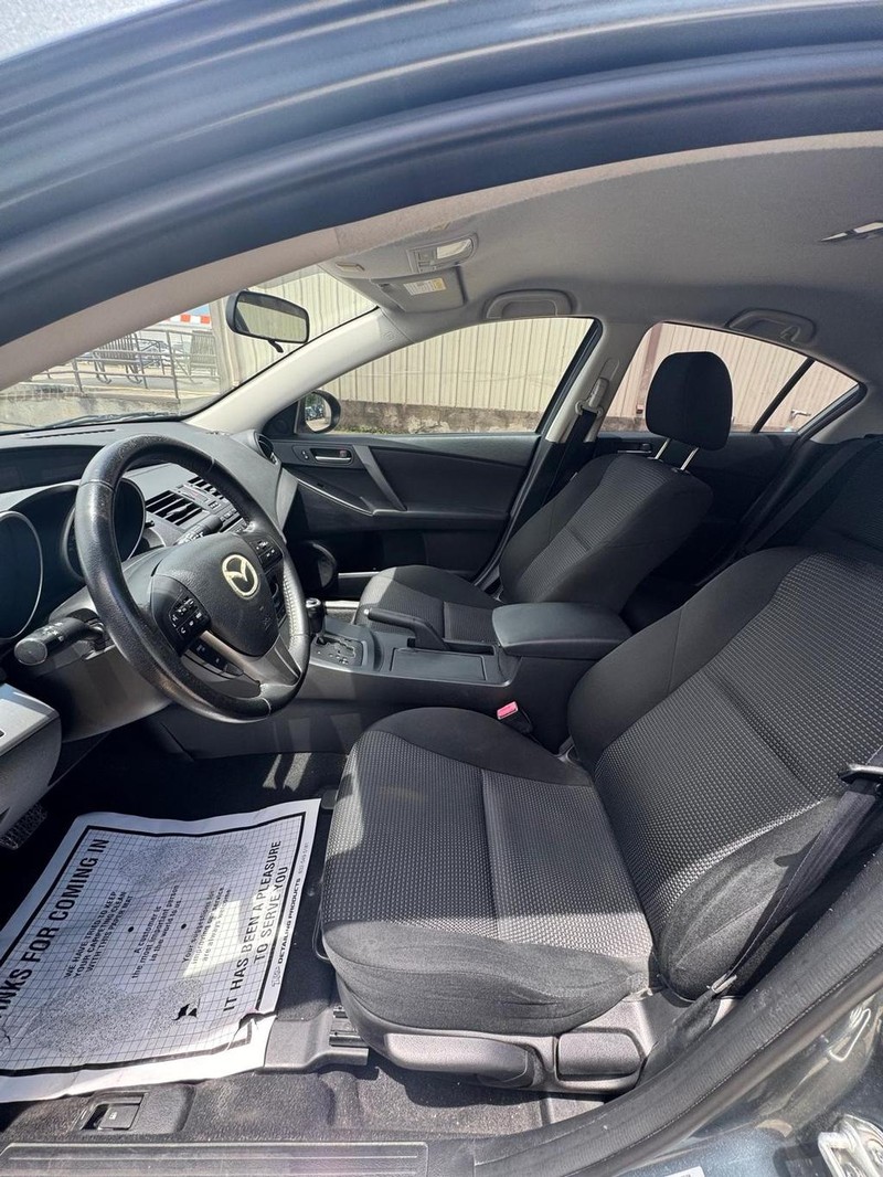 Mazda Mazda3 Sedan Vehicle Full-screen Gallery Image 08