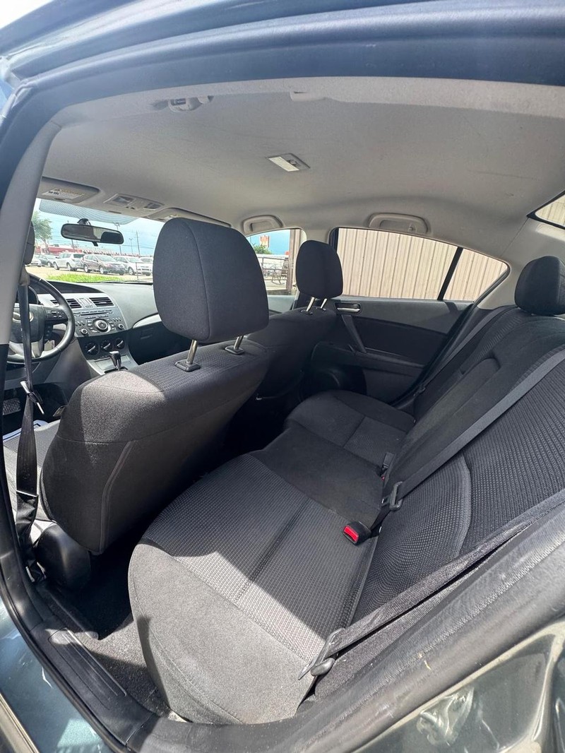 Mazda Mazda3 Sedan Vehicle Full-screen Gallery Image 09