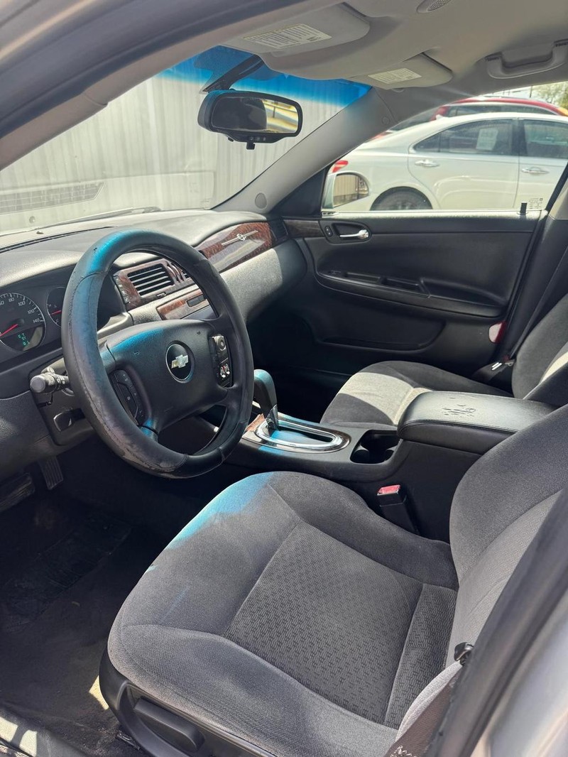 Chevrolet Impala Limited Vehicle Full-screen Gallery Image 08