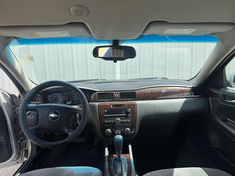Chevrolet Impala Limited Vehicle Full-screen Gallery Image 09