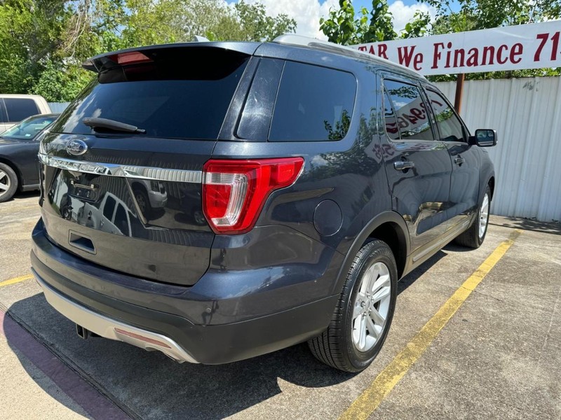 Ford Explorer Vehicle Full-screen Gallery Image 05