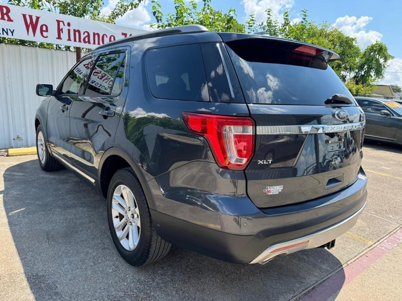 Ford Explorer Vehicle Full-screen Gallery Image 06