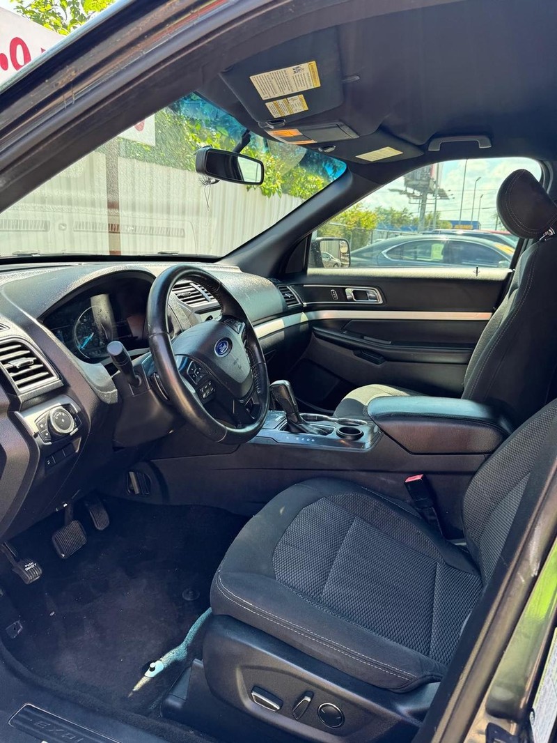 Ford Explorer Vehicle Full-screen Gallery Image 08