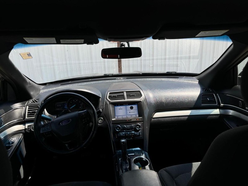 Ford Explorer Vehicle Full-screen Gallery Image 09