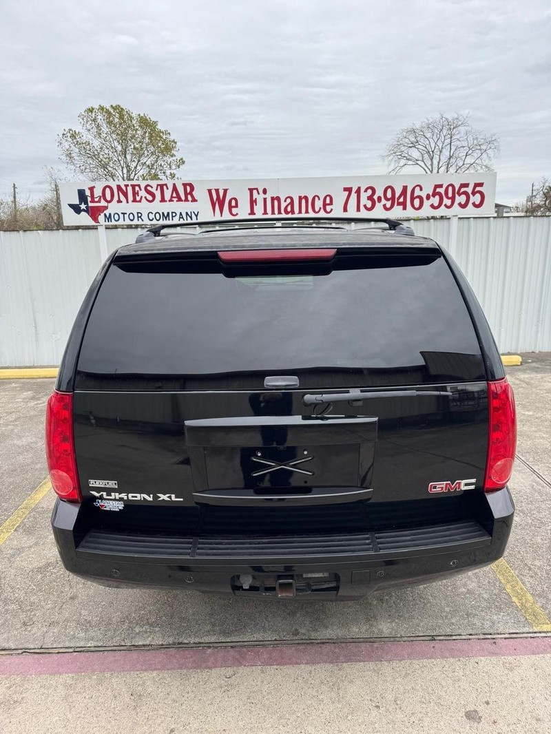 GMC Yukon XL Vehicle Full-screen Gallery Image 04