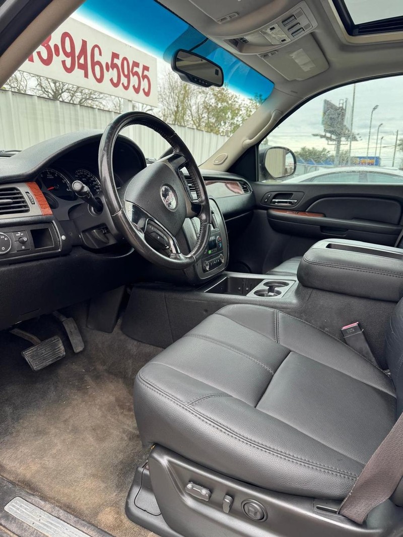 GMC Yukon XL Vehicle Full-screen Gallery Image 08