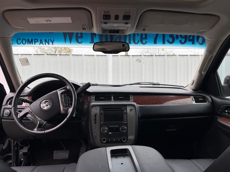 GMC Yukon XL Vehicle Full-screen Gallery Image 09