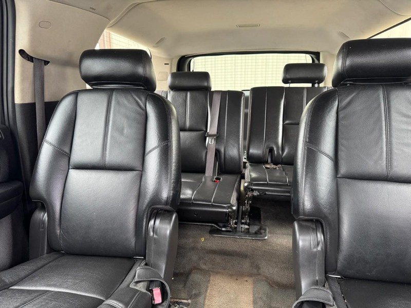 GMC Yukon XL Vehicle Full-screen Gallery Image 10