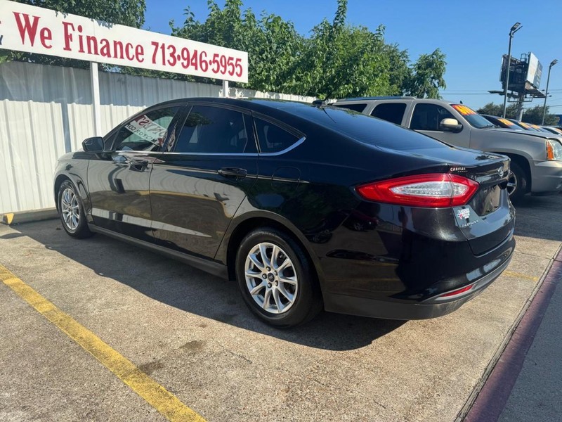 Ford Fusion Vehicle Full-screen Gallery Image 06