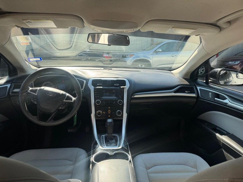 Ford Fusion Vehicle Full-screen Gallery Image 07