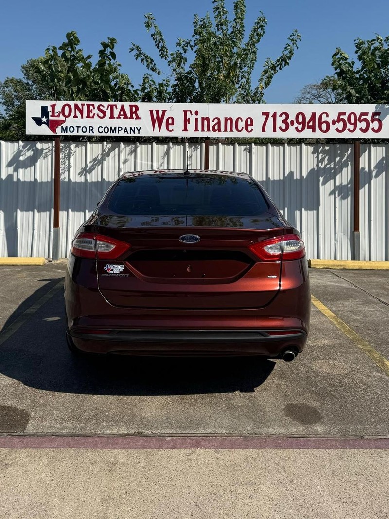 Ford Fusion Vehicle Full-screen Gallery Image 04