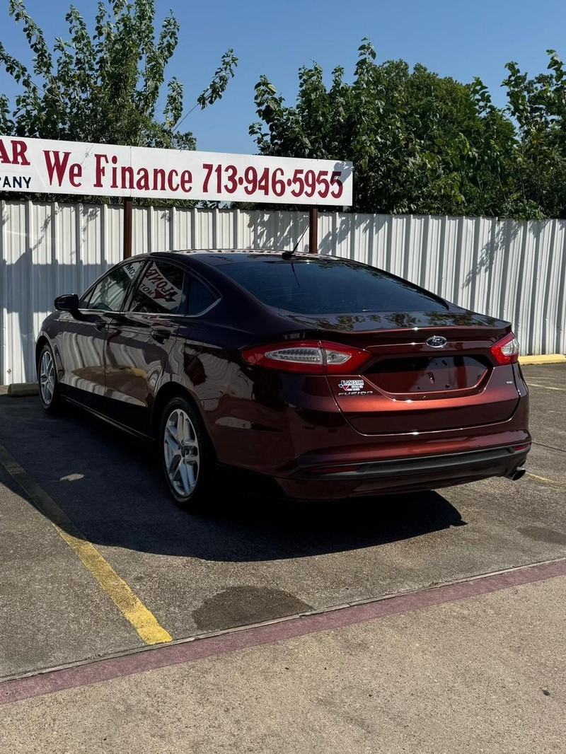 Ford Fusion Vehicle Full-screen Gallery Image 05