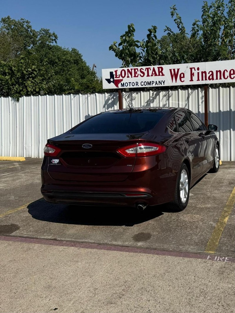 Ford Fusion Vehicle Full-screen Gallery Image 06