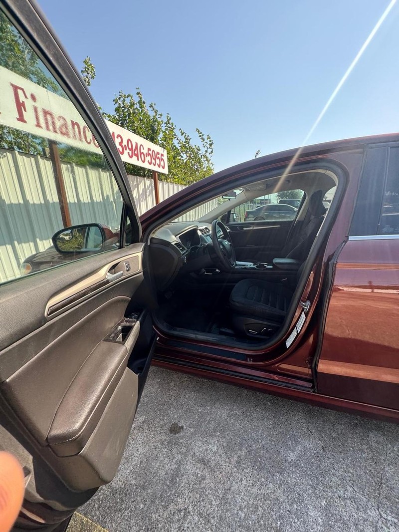 Ford Fusion Vehicle Full-screen Gallery Image 09