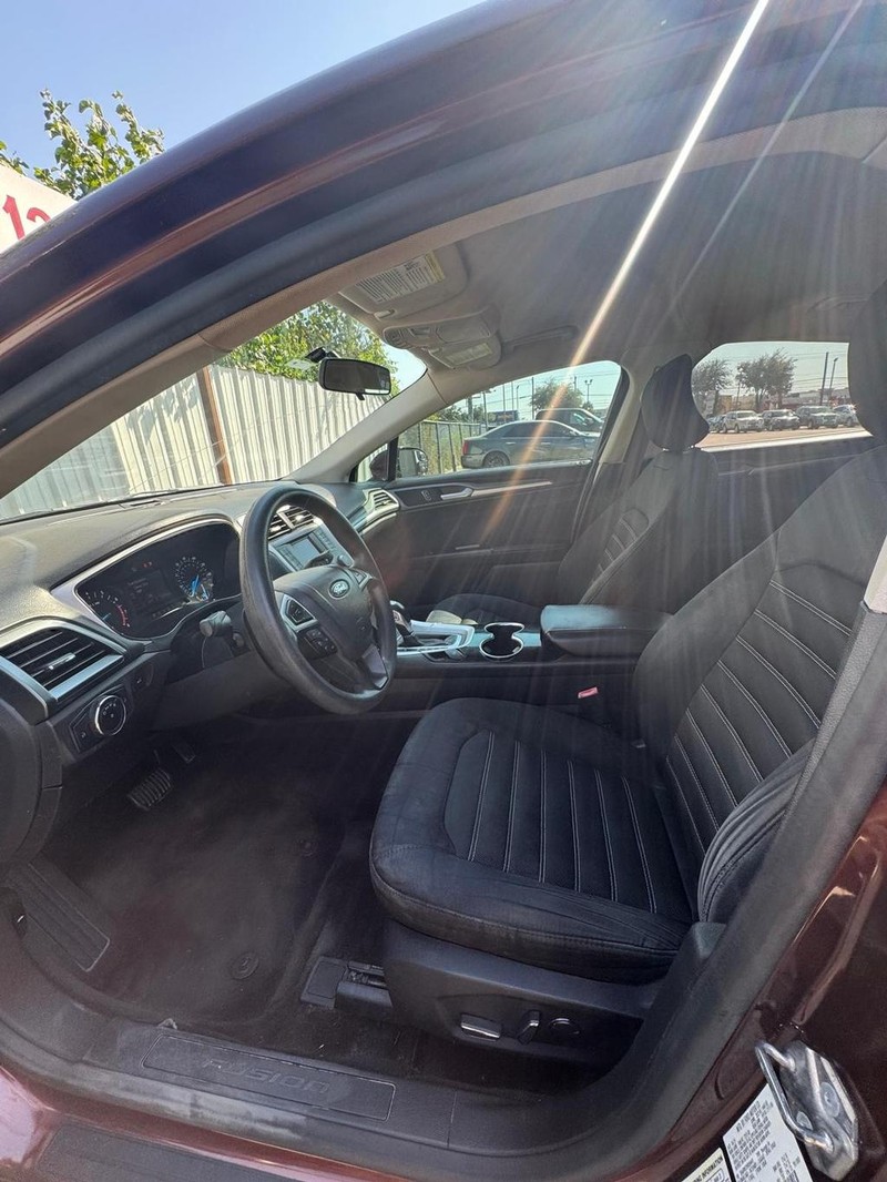 Ford Fusion Vehicle Full-screen Gallery Image 10