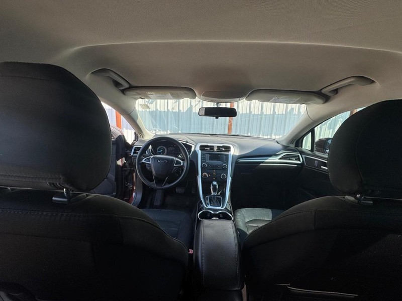 Ford Fusion Vehicle Full-screen Gallery Image 11