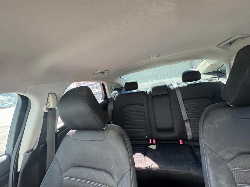 Ford Fusion Vehicle Full-screen Gallery Image 12