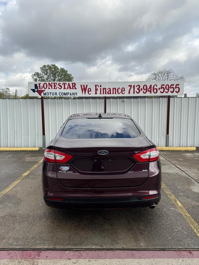 Ford Fusion Vehicle Full-screen Gallery Image 03