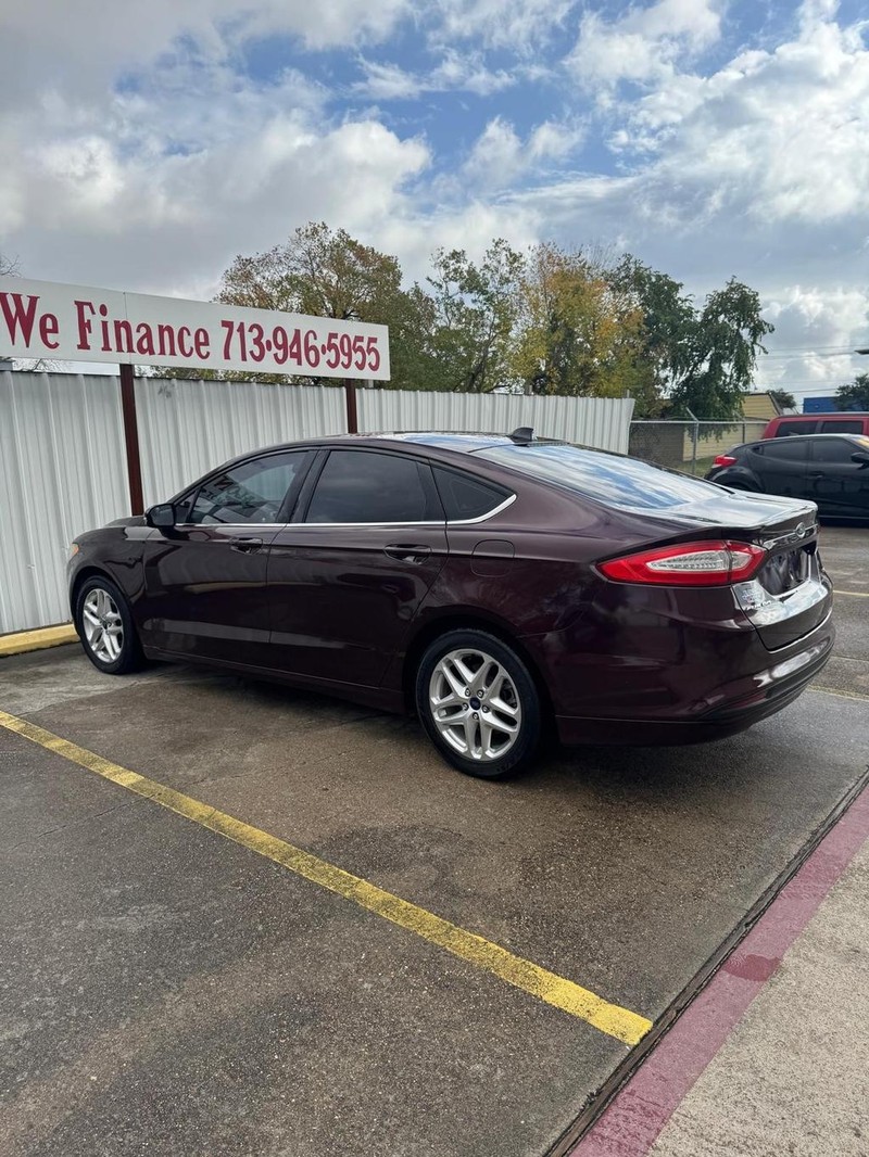 Ford Fusion Vehicle Full-screen Gallery Image 04
