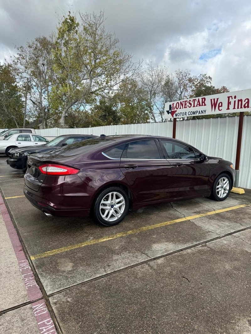 Ford Fusion Vehicle Full-screen Gallery Image 05