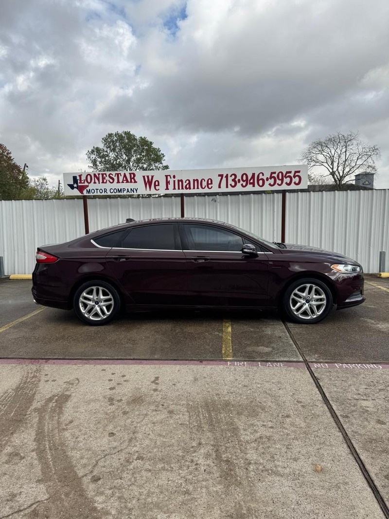 Ford Fusion Vehicle Full-screen Gallery Image 07