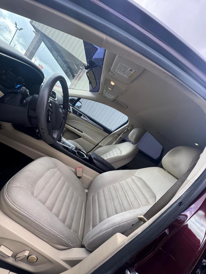 Ford Fusion Vehicle Full-screen Gallery Image 08