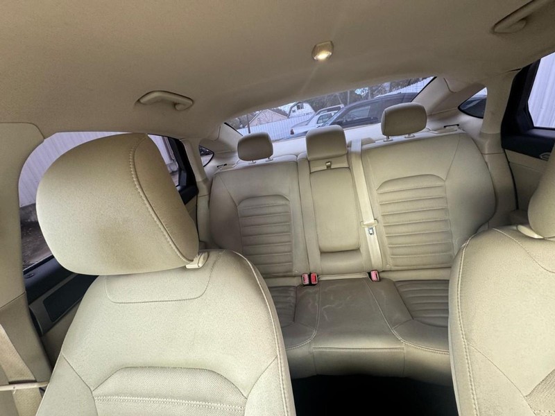 Ford Fusion Vehicle Full-screen Gallery Image 09