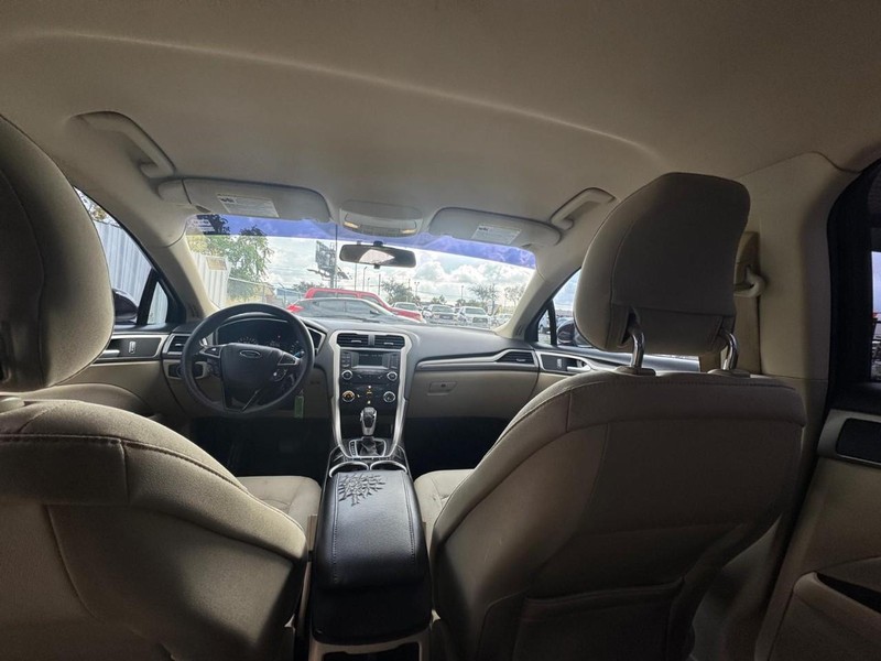 Ford Fusion Vehicle Full-screen Gallery Image 10