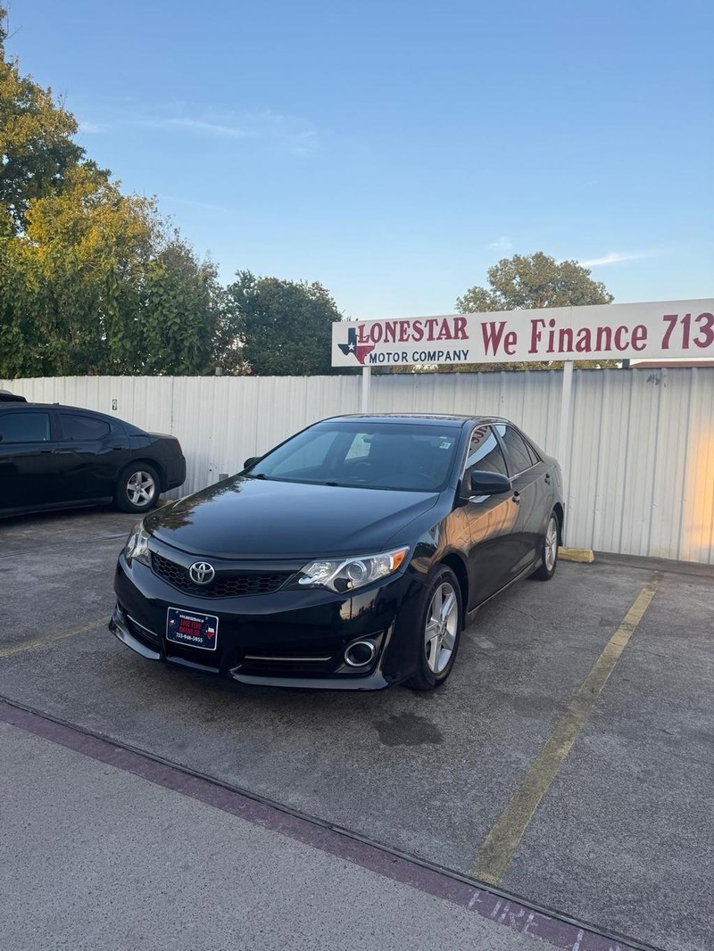 Toyota Camry Vehicle Full-screen Gallery Image 02