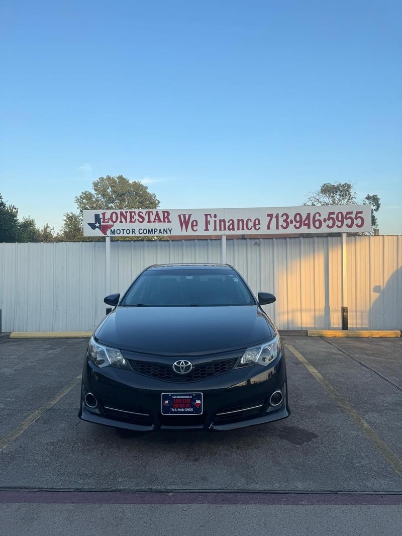 Toyota Camry Vehicle Full-screen Gallery Image 03