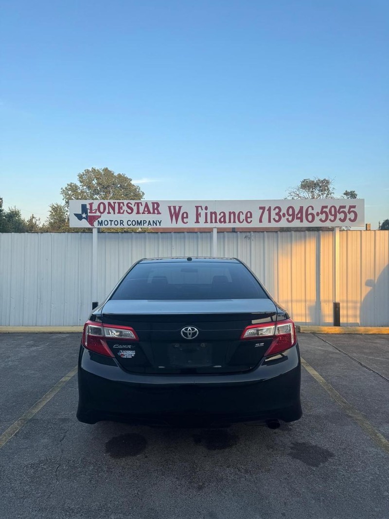 Toyota Camry Vehicle Full-screen Gallery Image 04