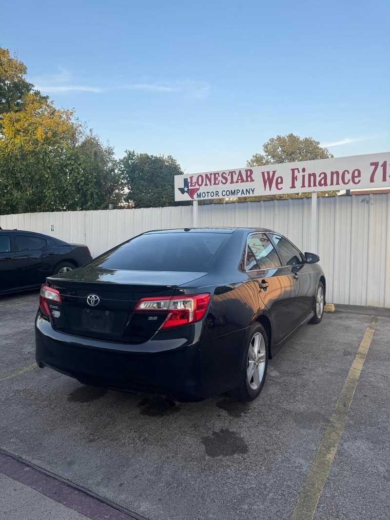 Toyota Camry Vehicle Full-screen Gallery Image 05