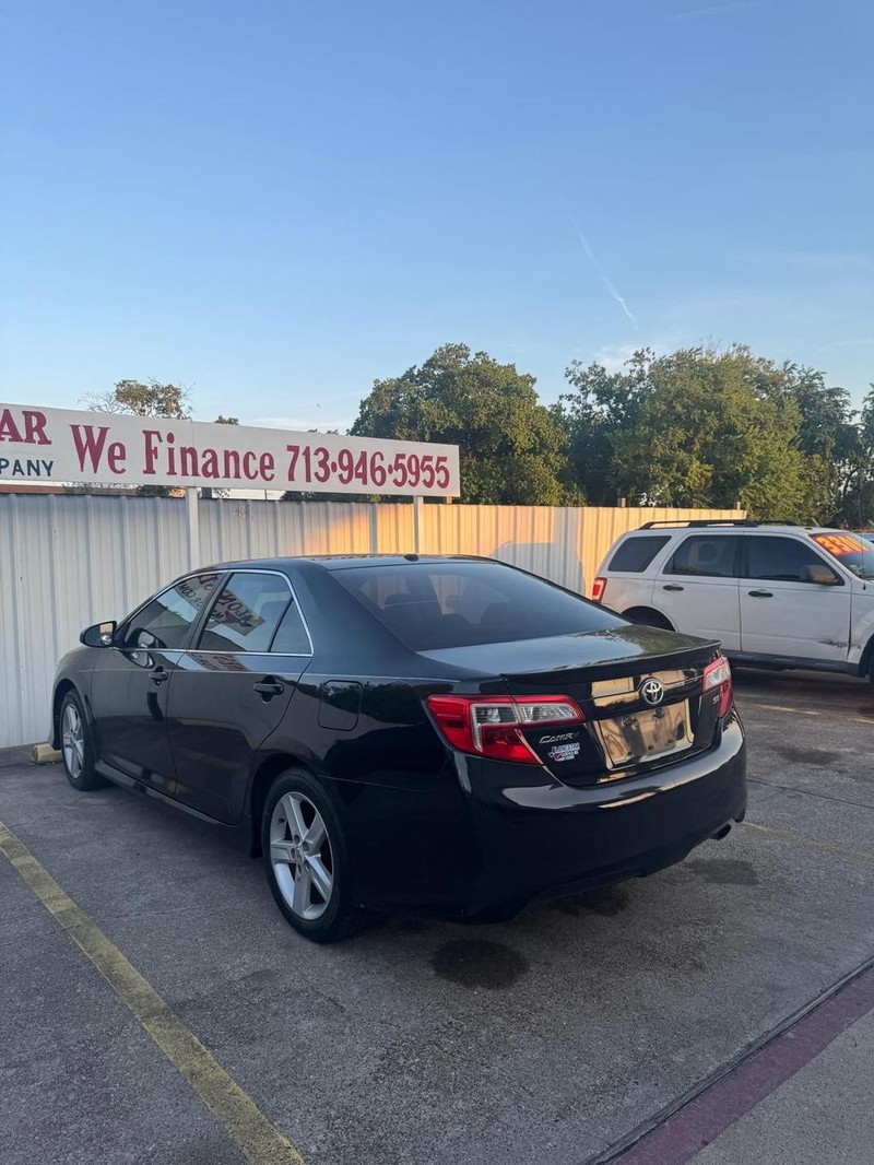 Toyota Camry Vehicle Full-screen Gallery Image 06