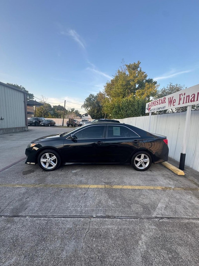 Toyota Camry Vehicle Full-screen Gallery Image 07