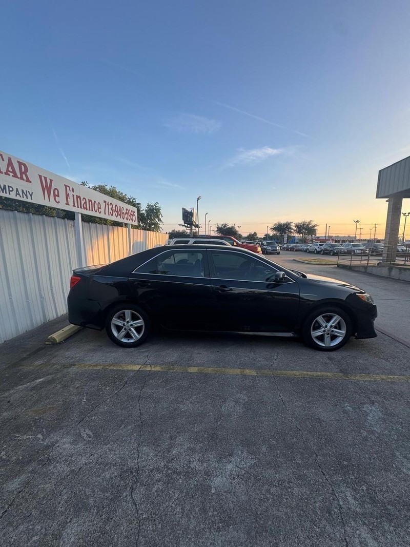 Toyota Camry Vehicle Full-screen Gallery Image 08