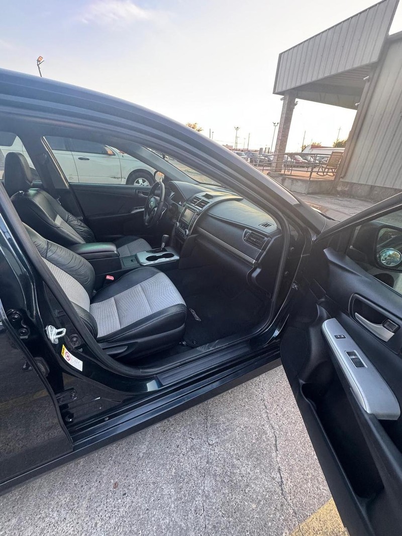 Toyota Camry Vehicle Full-screen Gallery Image 09