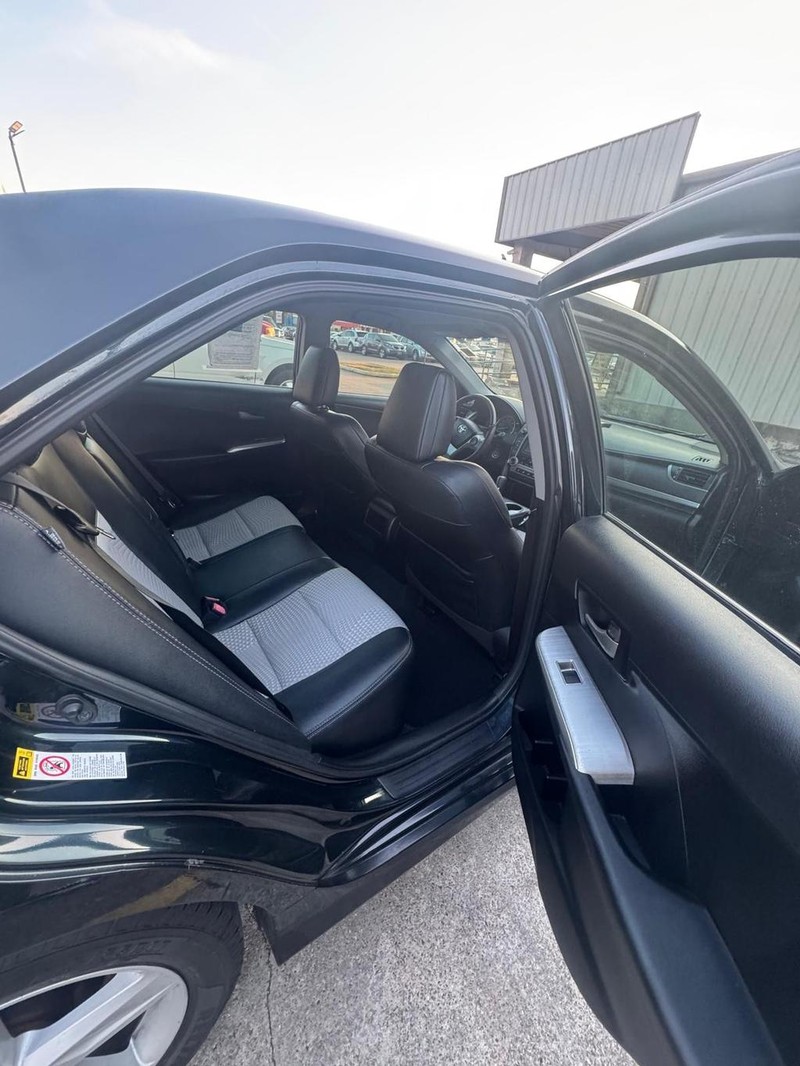 Toyota Camry Vehicle Full-screen Gallery Image 10