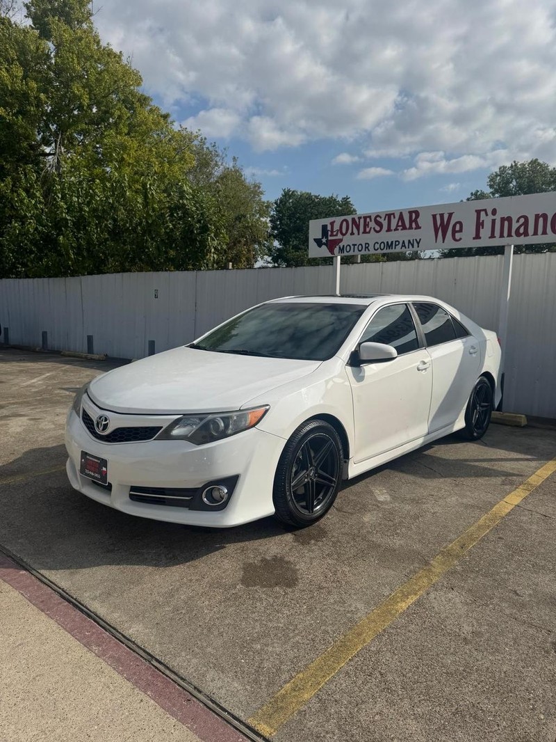 Toyota Camry Vehicle Full-screen Gallery Image 02