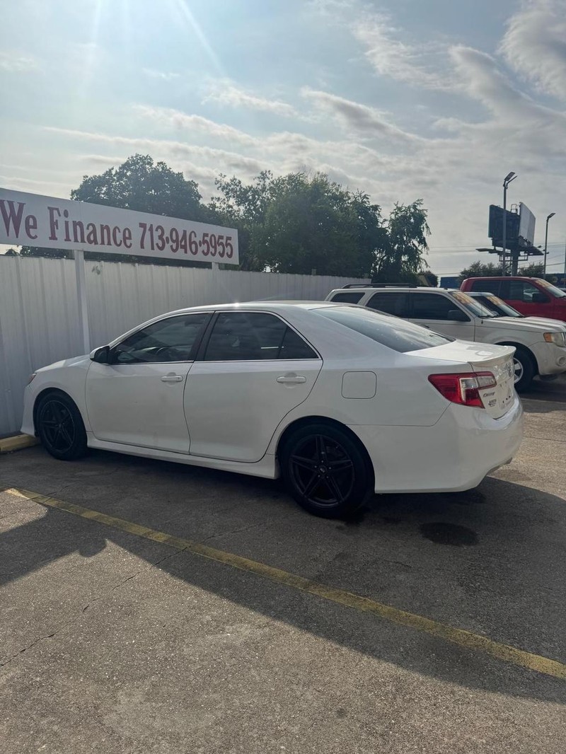 Toyota Camry Vehicle Full-screen Gallery Image 05