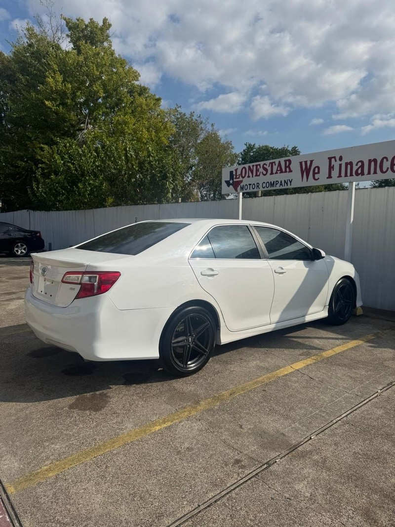 Toyota Camry Vehicle Full-screen Gallery Image 06