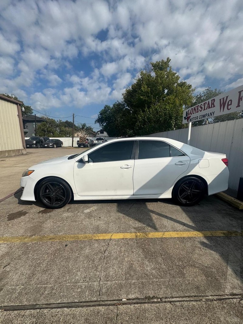 Toyota Camry Vehicle Full-screen Gallery Image 08