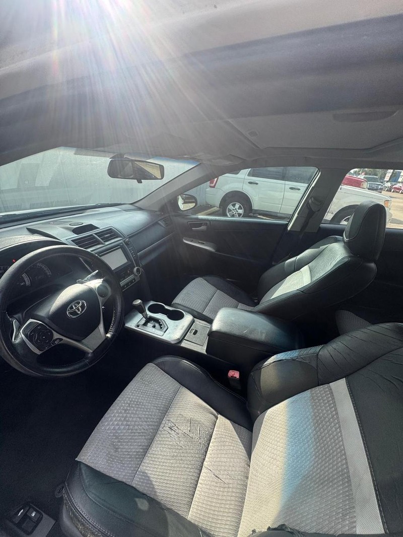 Toyota Camry Vehicle Full-screen Gallery Image 09