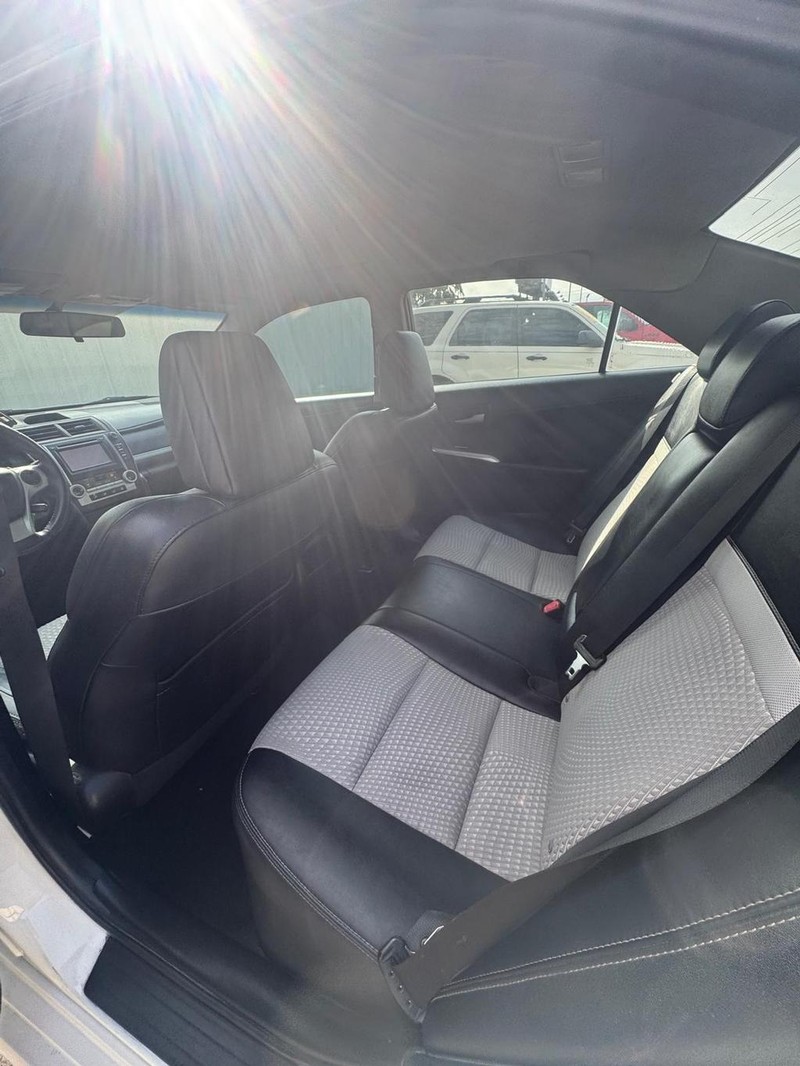 Toyota Camry Vehicle Full-screen Gallery Image 10