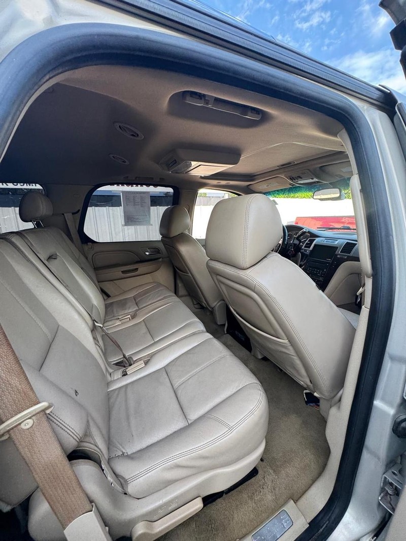 Cadillac Escalade Vehicle Full-screen Gallery Image 09