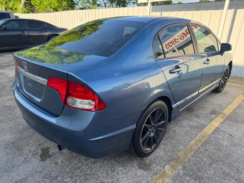 Honda Civic Sedan Vehicle Full-screen Gallery Image 05