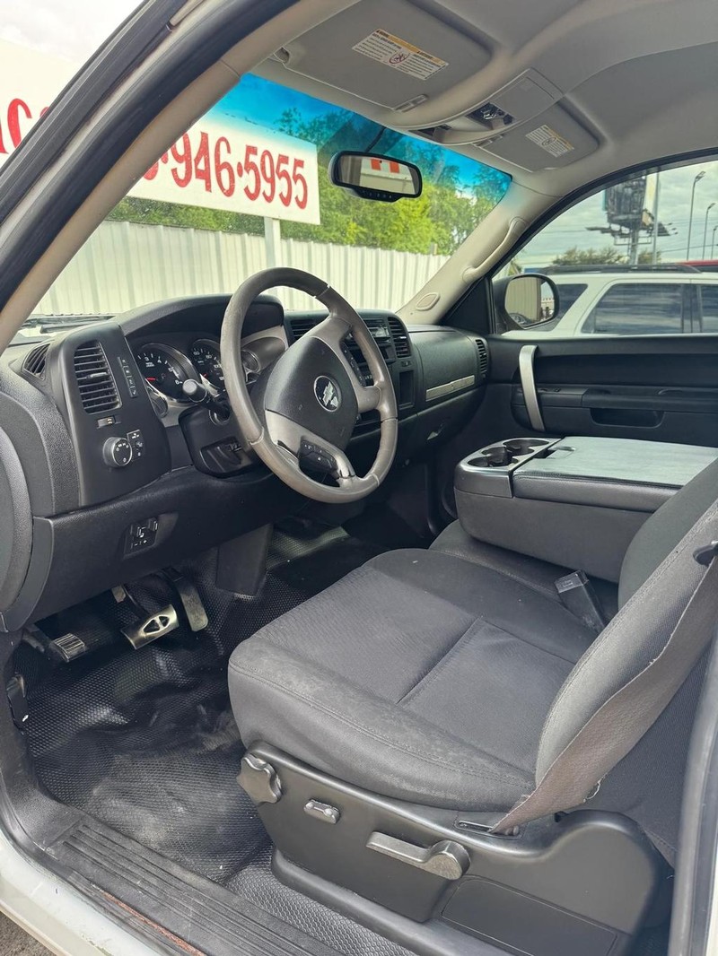 Chevrolet Silverado 2500HD Vehicle Full-screen Gallery Image 09