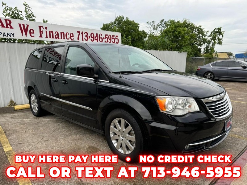 2016 Chrysler Town & Country Touring's photo