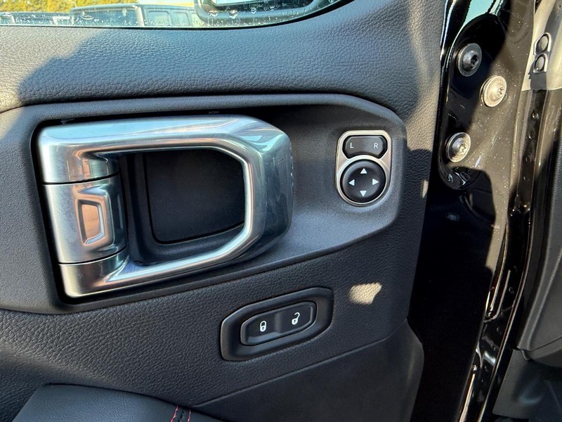 Jeep Wrangler Vehicle Full-screen Gallery Image 12