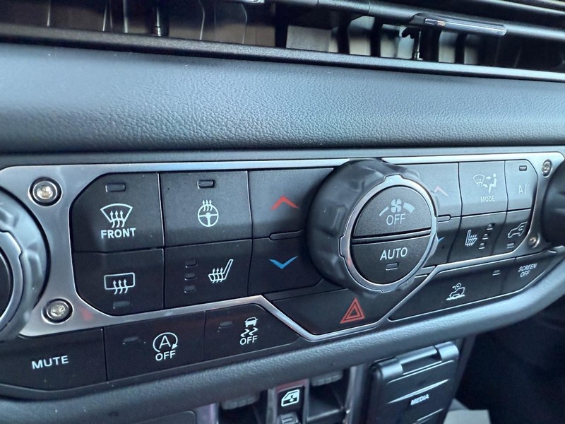 Jeep Wrangler Vehicle Full-screen Gallery Image 17