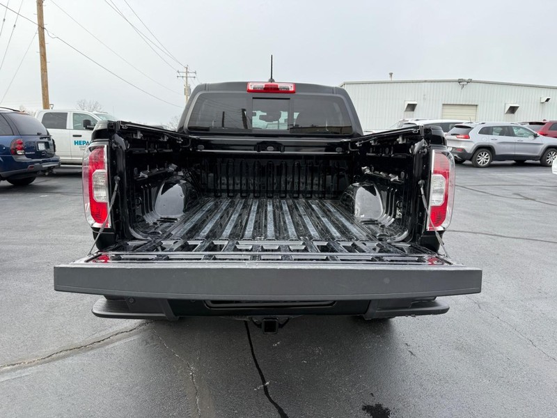 GMC Canyon Vehicle Full-screen Gallery Image 4